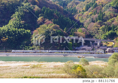 兵庫県豊岡市　円山川沿いを走る特急こうのとり 88131766
