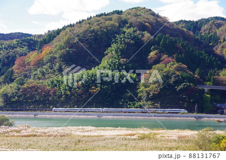 兵庫県豊岡市　円山川沿いを走る特急こうのとり 88131767