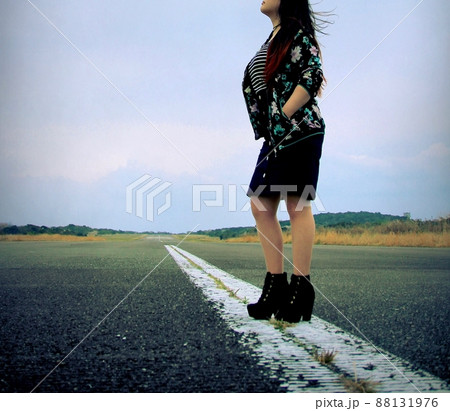 広場の滑走路に立つ女性 88131976