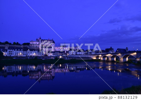 フランス・ロワール地方、アンボワーズ城の夜景 フランス・ロワール地方、アンボワーズ城の夜景 88132129