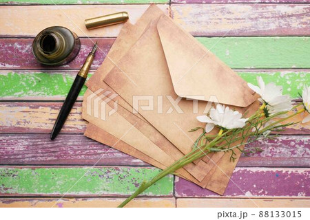 stack of envelope , flower and fountain pen on table stack of envelope , flower and fountain pen on table 88133015