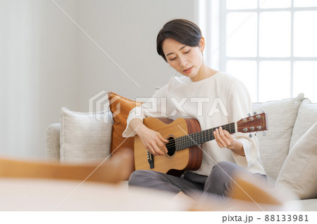 ギターを弾く女性 ギターを弾く女性 88133981