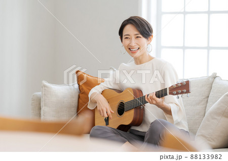 ギターを弾く女性 ギターを弾く女性 88133982