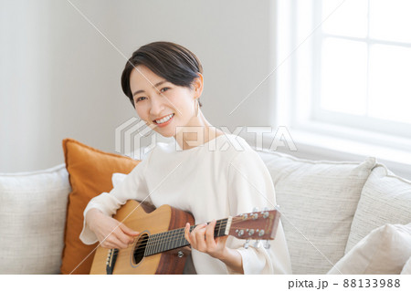 ギターを弾く女性 88133988
