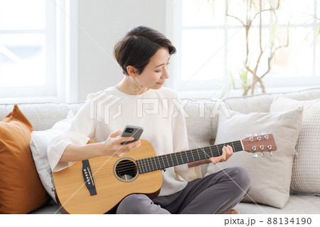 ギターを弾く女性 88134190