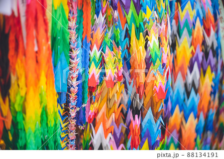 長崎原爆資料館の千羽鶴 原子爆弾投下による被爆の惨状を伝え、核兵器のない世界をめざす平和資料館 長崎原爆資料館の千羽鶴 原子爆弾投下による被爆の惨状を伝え、核兵器のない世界をめざす平和資料館 88134191