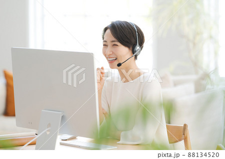 リモート会議　女性　ヘッドフォン 88134520