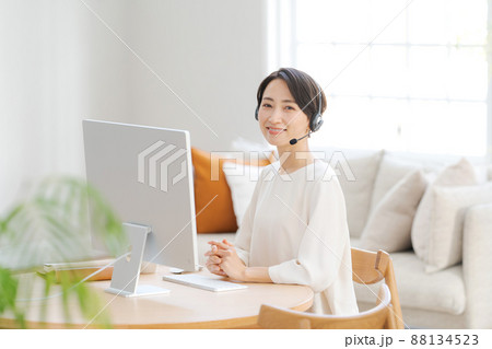 リモート会議　女性　ヘッドフォン 88134523