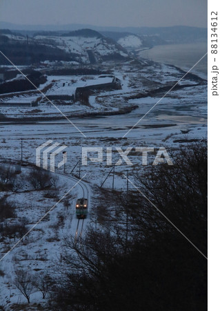 夕日の雪原を行く根室本線キハ40形（新得⇔釧路） 88134612