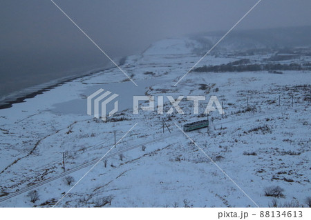 夕日の雪原を行く根室本線キハ40形（新得⇔釧路） 88134613