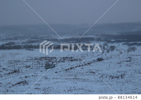 夕日の雪原を行く根室本線キハ40形(新得⇔釧路) 夕日の雪原を行く根室本線キハ40形(新得⇔釧路) 88134614