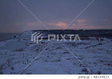 夕日の雪原を行く根室本線キハ40形（新得⇔釧路） 88134615