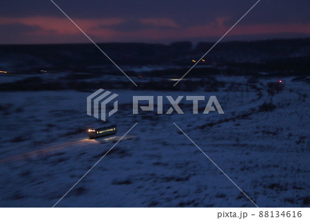 夕日の雪原を行く根室本線キハ40形(新得⇔釧路) 夕日の雪原を行く根室本線キハ40形(新得⇔釧路) 88134616