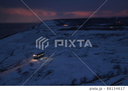夕日の雪原を行く根室本線キハ40形(新得⇔釧路) 夕日の雪原を行く根室本線キハ40形(新得⇔釧路) 88134617
