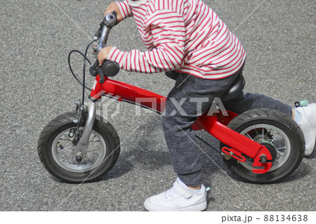 キックバイクに乗る子供(4歳児/男の子) キックバイクに乗る子供(4歳児/男の子) 88134638