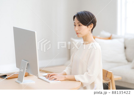 パソコンを操作する女性　 88135422