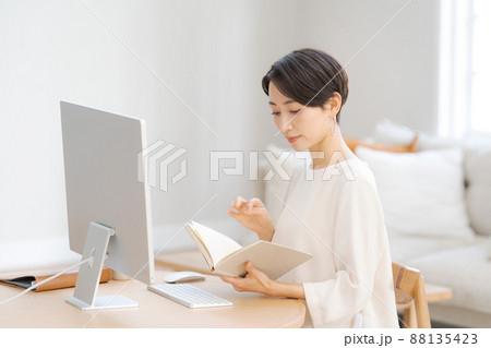 勉強をする30代女性 勉強をする30代女性 88135423