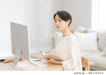 パソコンを操作する女性 パソコンを操作する女性 88135424