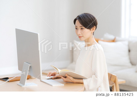 パソコンを操作する女性 パソコンを操作する女性 88135425