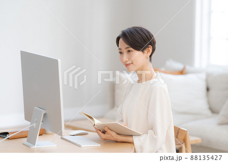 パソコンを操作する女性　 88135427