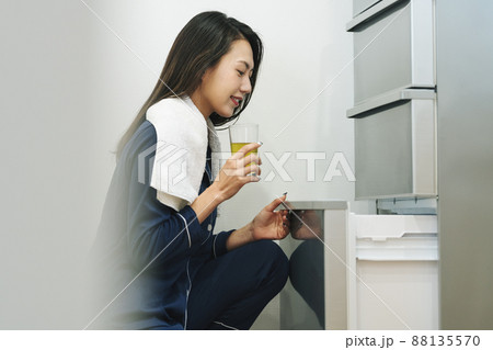 パジャマ姿で冷蔵庫を開ける女性 88135570