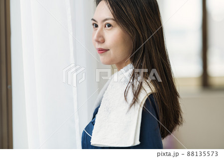 パジャマ姿の女性 パジャマ姿の女性 88135573