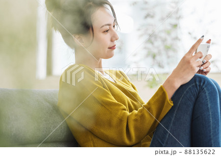 スマホで動画を見る女性 スマホで動画を見る女性 88135622
