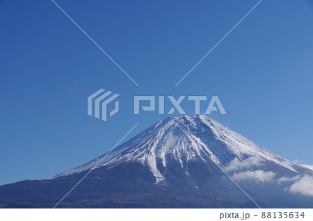 冠雪の富士山　朝霧高原からの眺め 88135634