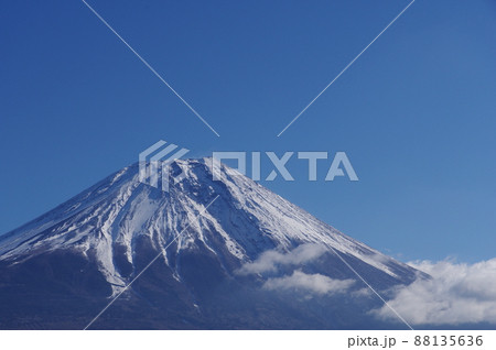 冠雪の富士山　朝霧高原からの眺め 88135636