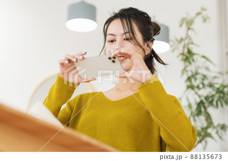 スマホで写真を撮る女性 88135673