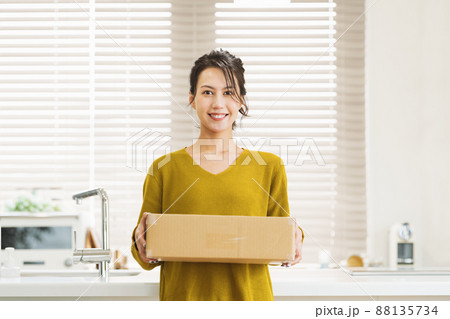 家でダンボールを持つ女性 家でダンボールを持つ女性 88135734