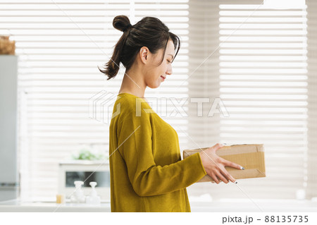 家でダンボールを持つ女性 家でダンボールを持つ女性 88135735