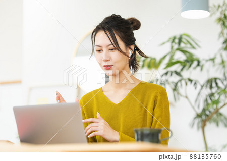 自宅のパソコンでWEB会議をする女性 自宅のパソコンでWEB会議をする女性 88135760
