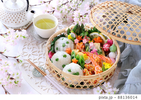豆ごはんのお花見竹かご弁当 お花見弁当 豆ごはんのお花見竹かご弁当 お花見弁当 88136014