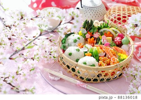 豆ごはんのお花見竹かご弁当 お花見弁当 豆ごはんのお花見竹かご弁当 お花見弁当 88136018