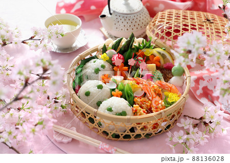 豆ごはんのお花見竹かご弁当 お花見弁当 豆ごはんのお花見竹かご弁当 お花見弁当 88136028