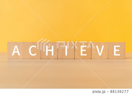 達成のイメージ｜「ACHIEVE」と書かれた積み木 88136277
