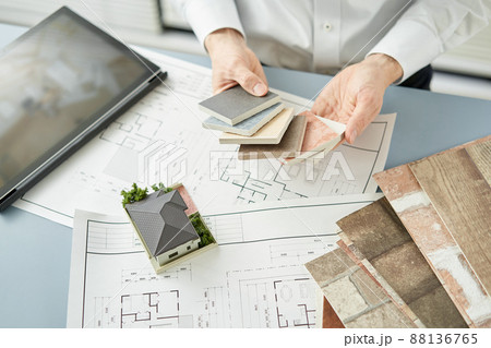 家の内装を考えるアジア人インテリアデザイナー 家の内装を考えるアジア人インテリアデザイナー 88136765