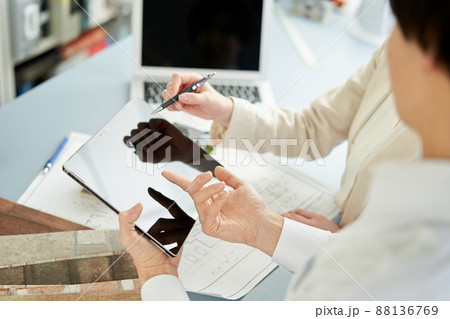 家の内装を考えるアジア人インテリアデザイナー 88136769