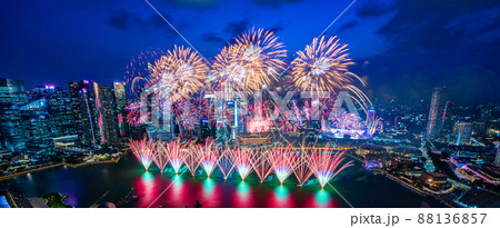 シンガポールの夜景と花火　バナーイメージ 88136857