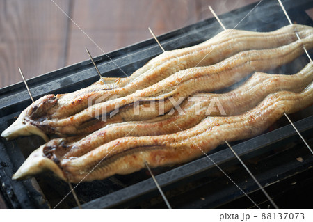 鰻の白焼を炭火で焼く 88137073