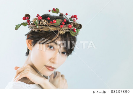 ヒイラギの冠を被った女性 88137390