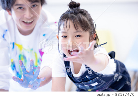 大きな画用紙に絵の具で絵を描く女の子 88137470