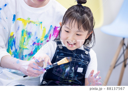 大きな画用紙に絵の具で絵を描く女の子 88137567