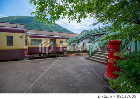 わたらせ渓谷鉄道　水沼駅　上下線電車停車中　初夏の風景　　　 88137609