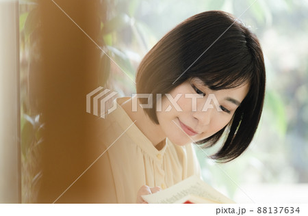 自宅で本を読む女性 88137634