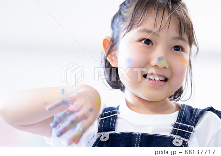 大きな画用紙に絵の具で絵を描く女の子 88137717