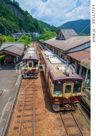 わたらせ渓谷鉄道 水沼駅 上下線電車停車中 初夏の風景 わたらせ渓谷鉄道 水沼駅 上下線電車停車中 初夏の風景 88137724