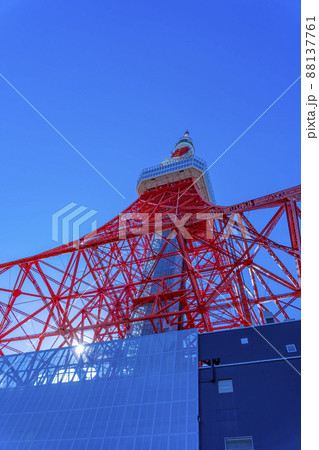 下から眺める観光名所の東京タワー「Tokyo Towerとうきょうタワー」 88137761