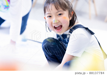 大きな画用紙に絵の具で絵を描く女の子 大きな画用紙に絵の具で絵を描く女の子 88137784